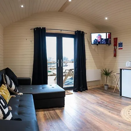 The Buzzard - 6 Person Family Glamping Campsite *