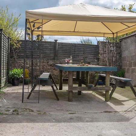 The Getaway - The Buzzard - Luxury Family Glamping キャンプ場