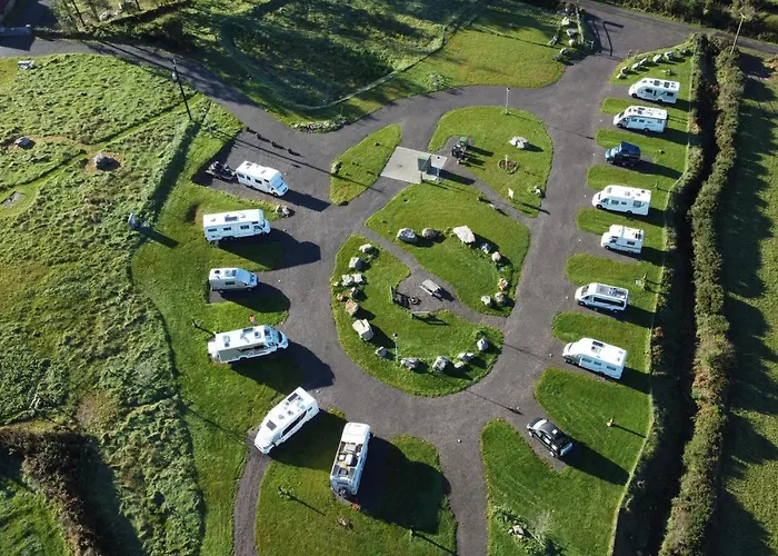 キャンプ場 The Getaway - The Buzzard - Luxury Family Glamping ダンガーバン